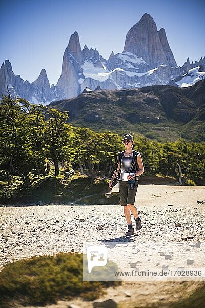 Wanderung mit dem Berg Fitz Roy (auch bekannt als Cerro Chalten) im Hintergrund  Nationalpark Los Glaciares  El Chalten  Patagonien  Argentinien
