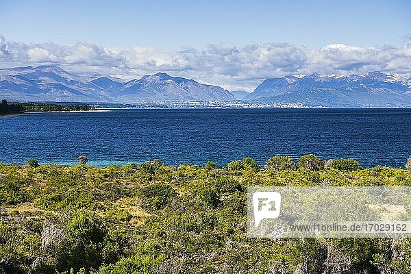 San Carlos de Bariloche  gesehen über den Nahuel Huapi See (Lago Nahuel Huapi)  Provinz Rio Negro  Patagonien  Argentinien