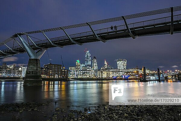 Millennium Bridge und die City of London bei Nacht  City of London  London  England