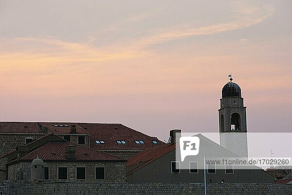 Glockenturm der Stadt Dubrovnik  auch bekannt als der Uhrenturm  Silhouette bei Sonnenuntergang  Dubrovnik  Kroatien. Dies ist ein Foto von Dubrovnik City Bell Tower  alias der Clock Tower Silhouette bei Sonnenuntergang. Der Glockenturm von Dubrovnik (auch bekannt als Uhrenturm) ist eine der wichtigsten Sehenswürdigkeiten in Dubrovnik.