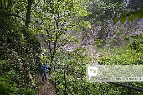 Tourist bei der Erkundung des Großen Tals in den Skocjan-Höhlen  einer UNESCO-Welterbestätte in der Karstregion (Kras-Region) in Slowenien  Europa