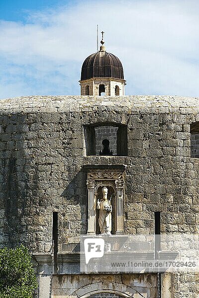 Foto des Franziskanerklosters und des Pile-Tors  dem Eingang zur Altstadt von Dubrovnik  Kroatien. Dies ist ein Foto des Franziskanerklosters über dem Pile Gate  dem Eingang zur Altstadt von Dubrovnik. Die Statue am Pile Gate ist eine Statue des Heiligen Blasius.