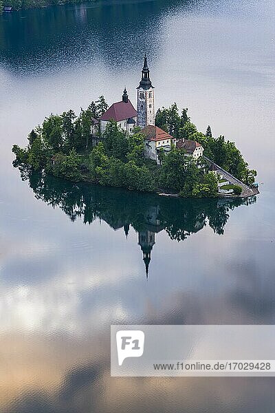 Slowenien Landschaft. Spiegelungen auf der Insel Bled und die Kirche St. Mariä Himmelfahrt bei Sonnenaufgang  Gorenjska  Slowenien  Europa