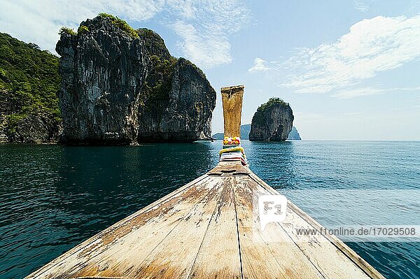 Auf einer Longtail-Bootsfahrt um die thailändische Insel Koh Phi Phi  Thailand  Südostasien