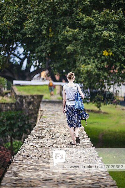 Tourist auf der alten Stadtmauer der Altstadt von Galle  einer UNESCO-Weltkulturerbestätte an der Südküste Sri Lankas  Asien