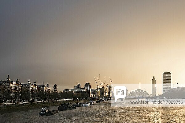 Blick entlang der Themse bei Sonnenuntergang von der Westminster Bridge in Richtung Vauxhall  London  England