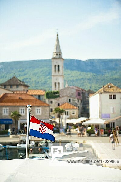 Kroatische Flagge auf einer Touristenfähre  Jelsa  Dalmatinische Küste  Kroatien. Dies ist ein Foto der kroatischen Flagge auf einer Touristenfähre vom Hafen Jelsa auf der Insel Hvar zur Insel Brac in der Region Dalmatien (Dalmacija) in Kroatien.