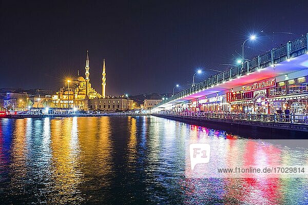Neue Moschee (auch bekannt als Yeni Cami oder Neue Valide Sultan Moschee) und Galata-Brücke bei Nacht  Istanbul  Türkei