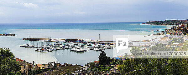 Panoramafoto des Fischerhafens in der Fischerstadt Sciacca  Provinz Agrigento  Sizilien  Italien  Europa. Dies ist ein Panoramafoto des Fischerhafens in der Fischerstadt Sciacca  Provinz Agrigento  Sizilien  Italien  Europa.