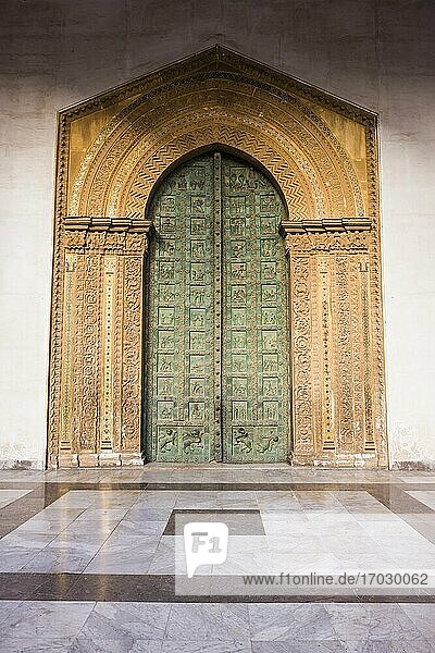 Tür des Doms von Monreale (Duomo di Monreale) in Monreale  in der Nähe von Palermo  Sizilien  Italien  Europa. Dies ist ein Foto von einer Tür der Kathedrale von Monreale (Duomo di Monreale) in Monreale  in der Nähe von Palermo  Sizilien  Italien  Europa.