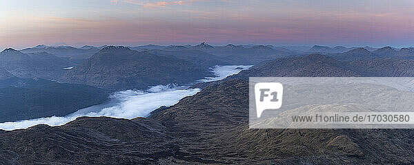 Berglandschaft der schottischen Highlands bei Sonnenuntergang  aufgenommen beim Wandern auf dem Ben Lomond im Trossachs National Park  Schottland