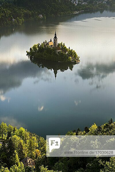 Sonnenaufgang Landschaft von Lake Bled Insel Reflexionen und die Kirche der Himmelfahrt der Heiligen Maria  Gorenjska  Slowenien  Europa