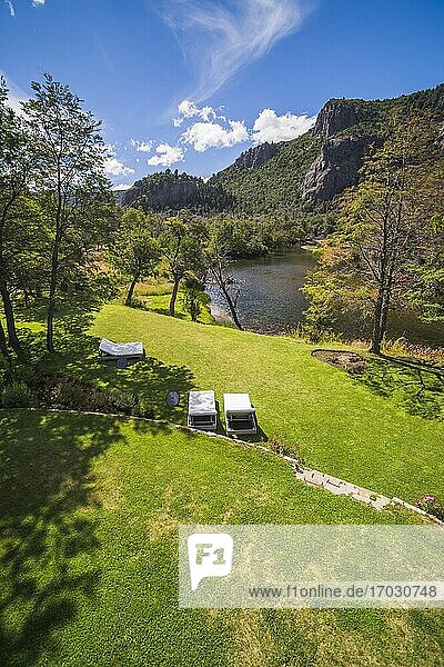 Garten des Rio Hermoso Hotel de Montana  San Martin de los Andes  Provinz Neuquen  Argentinisches Patagonien  Argentinien
