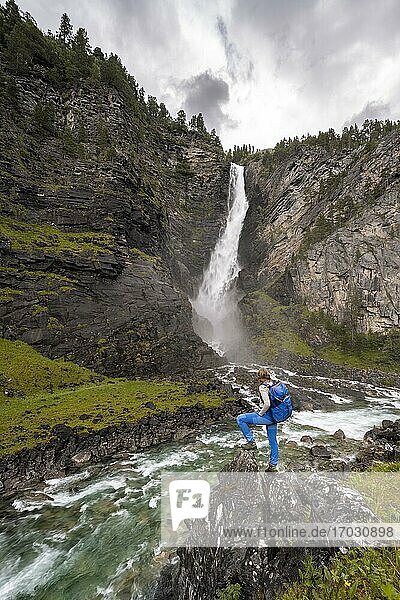 Wanderin steht auf Felsen an Fluss Driva  Wasserfall Svøufallet  Åmotan Schlucht  Gjøra  Norwegen  Europa