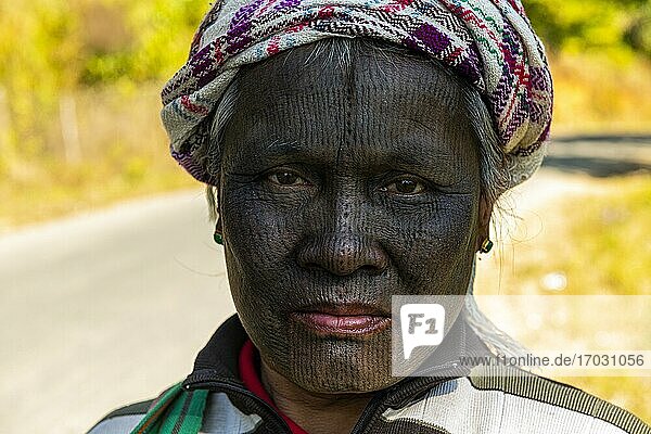 Yin-Du Chin Frau mit komplett schwarz tätowiertem Gesicht  Kanpelet  Chin-Staat  Myanmar  Asien