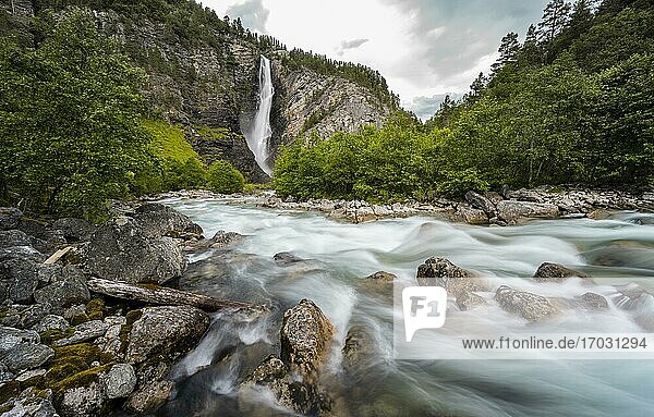 Flusslauf  Fluss Driva  Wasserfall Svøufallet  Åmotan Schlucht  Gjøra  Norwegen  Europa