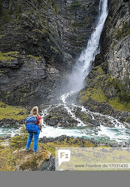Wanderin blickt auf Wasserfall Svøufallet  Åmotan Schlucht  Gjøra  Norwegen  Europa