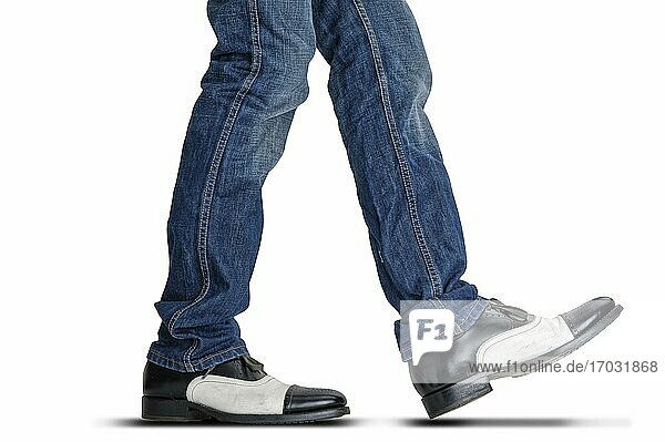 Beine eines Mannes  Jeans  laufen  Freisteller