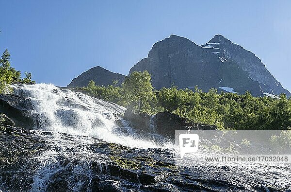 Wasserfall an Bergflanke  Wanderweg zum Innerdalstårnet  Hochtal Innerdalen  Berge  Trollheimen Mountain Area  Sunndal  Møre og Romsda  Vestlandet  Norwegen  Europa