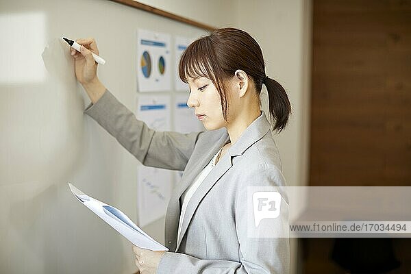 Junge japanische Frau bei der Arbeit