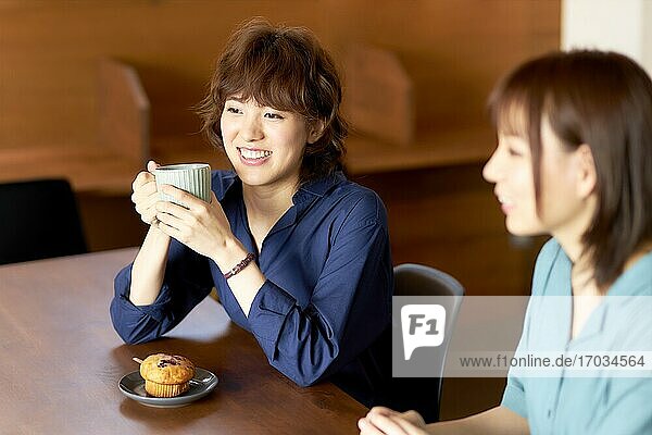 Junge japanische Frauen in einem Cafe