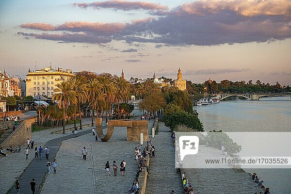 Uferpromenade Muelle de la sal am Fluss Rio Guadalquivir mit Monumento a la Tolerancia und Torre del Oro  Sonnenuntergang  Sevilla  Andalusien  Spanien  Europa