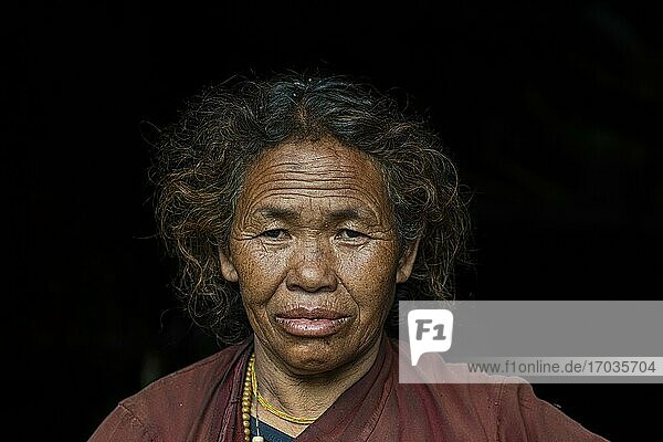 Porträt einer älteren Frau  Dolpo  Nepal  Asien