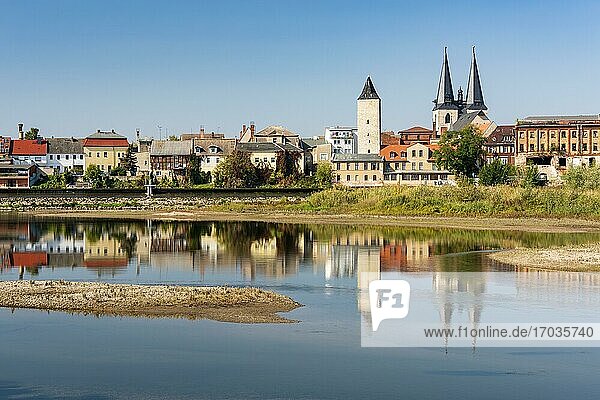 Altstadt mit Hexenturm und Stephani-Kirche spiegelt sich im Fluss Saale  Calbe (Saale)  Salzlandkreis  Sachsen-Anhalt  Deutschland  Europa