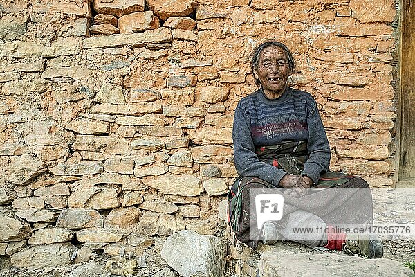 Porträt  freundliche  ältere Frau vor einer Hauswand  Dolpo  Nepal  Asien