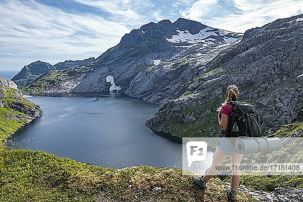 See Fjerddalsvatnet  Wanderin auf Weg zur Munkebu Hütte  Berge  bei Sørvågen  Moskenesøya  Lofoten  Nordland  Norwegen  Europa