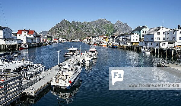Hafen und Häuser  Henningsvær  Lofoten  Nordland  Norwegen  Europa