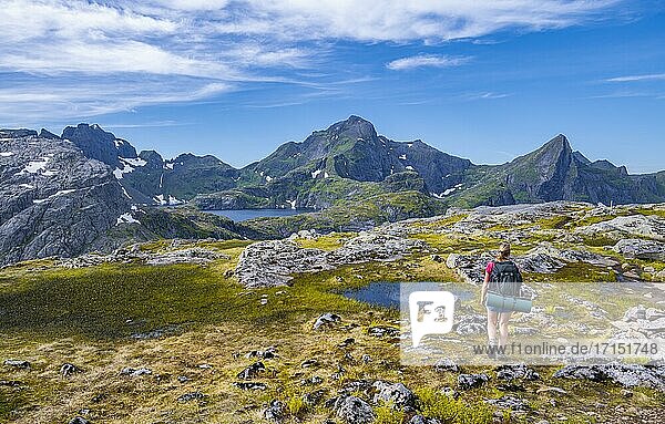 Wanderin auf Wanderweg  hinten See Krokvatnet  Wanderung zur Munkebu Hütte  Berge  bei Sørvågen  Moskenesøya  Lofoten  Nordland