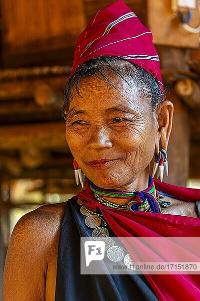 Alte Kayan-Frau  Dorf Kayah  Gebiet Loikaw  Staat Kayah  Myanmar  Asien