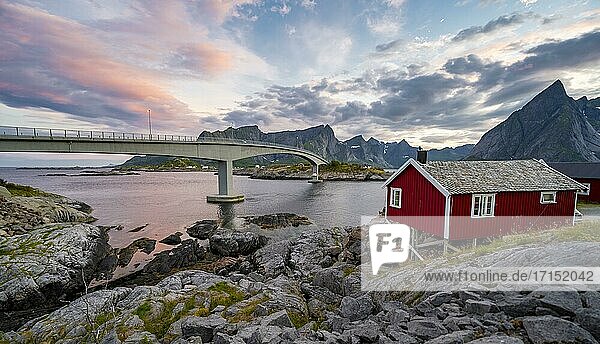 Traditionelle rote Stelzenhäuser  typische Fischerhütte mit Brücke  Reine  Lofoten  Nordland  Norwegen  Europa