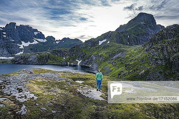 Wanderin auf Wanderweg zum Hermannsdalstinden  bei Sørvågen  Moskenesøya  Lofoten  Nordland  Norwegen  Europa