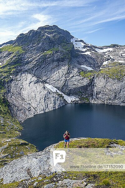 Wanderin vor See Fjerddalsvatnet  Wanderung zur Munkebu Hütte  Berge  bei Sørvågen  Moskenesøya  Lofoten  Nordland