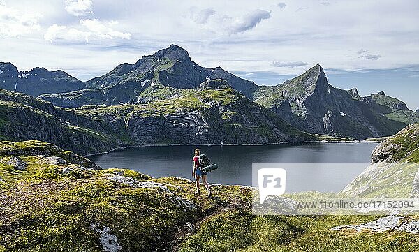 See Tennesvatnet  Wanderin auf Weg zur Munkebu Hütte  Berge  bei Sørvågen  Moskenesøya  Lofoten  Nordland  Norwegen  Europa