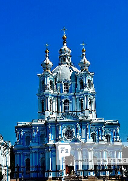 Wunderschöne Fassade des Smolny-Klosters. Rechter Flügel. Barocke Architektur. Architekt B. Rastrelli. St.Petersburg Russland