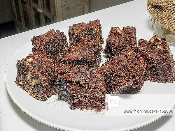 Lebkuchen sind eine breite Kategorie von Backwaren, die in der Regel mit Ingwer, Nelken, Muskatnuss und Zimt aromatisiert und mit Honig, Zucker oder Melasse gesüßt werden., Lebkuchen sind eine breite Kategorie von Backwaren, die in der Regel mit Ingwer, Nelken, Muskatnuss und Zimt aromatisiert und mit Honig, Zucker oder Melasse gesüßt werden.