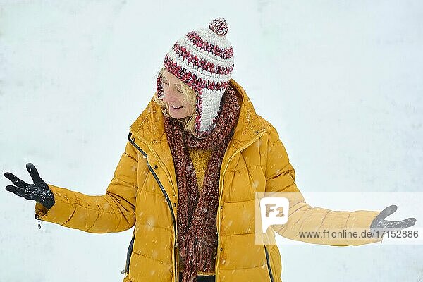 Kaukasische junge Frau genießt Schnee im Freien im Winter Zeit. Navarra  Spanien  Europa.