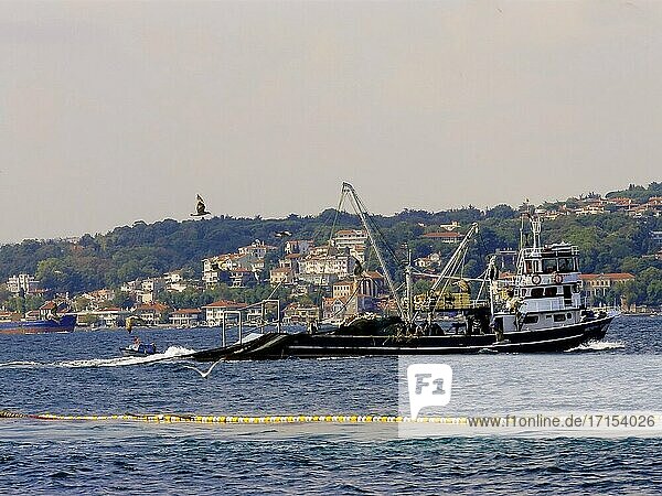 Fischen im Bosporus-Meer.Istanbul. Türkei.