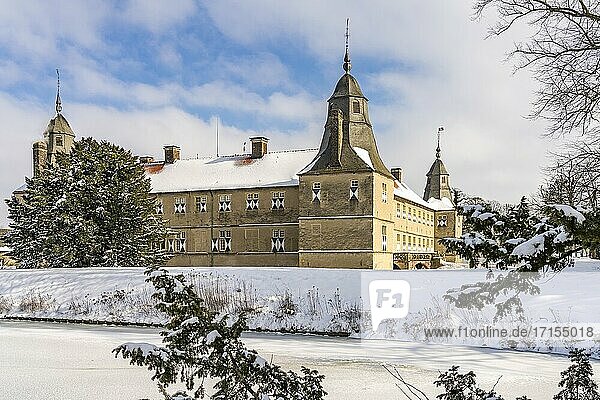 Verschneites Schloss Westerwinkel im Winter  Herbern  Ascheberg  Münsterland  Nordrhein-Westfalen  Deutschland  Europa.