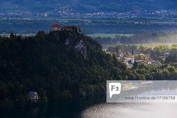 Burg am Bleder See bei Sonnenaufgang  Bled  Julische Alpen  Gorenjska  Region Oberkrain  Slowenien  Europa