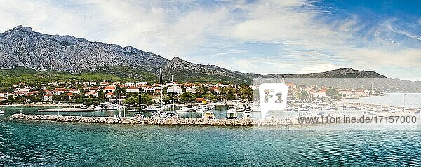 Panoramafoto von Orebic Habor  wo die Fähre vom kroatischen Festland zur Insel Korcula  Kroatien  an der dalmatinischen Küste (Dalmacija) fährt. Dies ist ein Panoramafoto des Orebic-Hafens  eines typischen kroatischen Hafens an der dalmatinischen Küste (Dalmacija) von Kroatien. Hier fährt die Fähre vom kroatischen Festland zur Insel Korcula.
