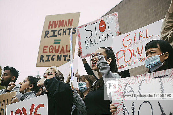 Männliche und weibliche Aktivisten  die in einer sozialen Bewegung für die Menschenrechte protestieren