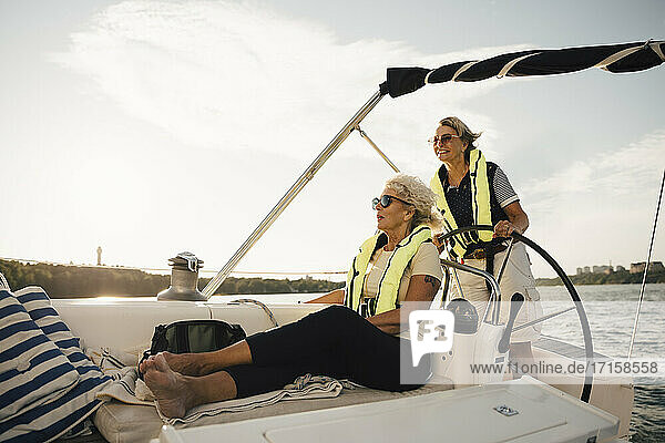 Fröhliche ältere weibliche Freunde im Boot an einem sonnigen Tag