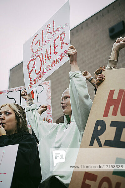 Junge Demonstrantinnen mit Girl-Power-Schild in der sozialen Bewegung