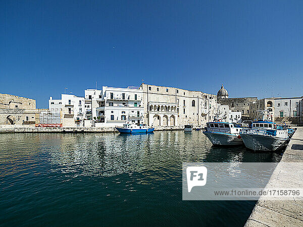 Meer und Gebäude gegen einen klaren blauen Himmel an einem sonnigen Tag in Monopoli  Apulien  Italien