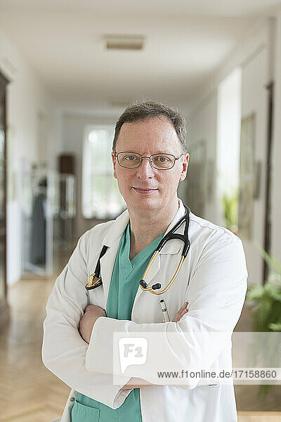 Porträt eines selbstbewussten Arztes