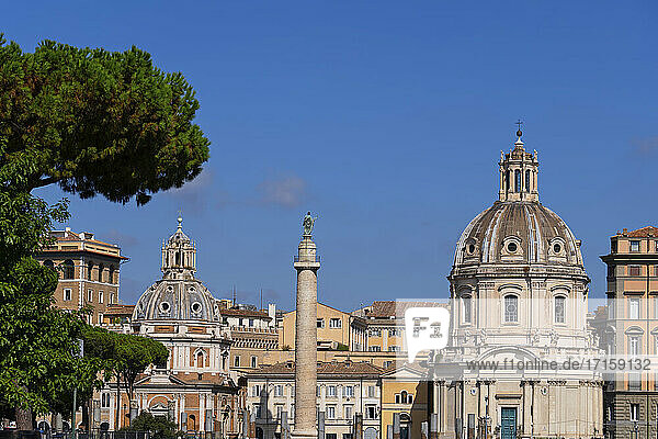 Italien  Rom  Stadtsilhouette mit Kuppelkirchen und Trajanssäule